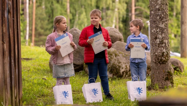 FOTOD: Tähelepanelikud Puiga küla lapsed pälvisid elupäästmise eest prefekti tänukirja